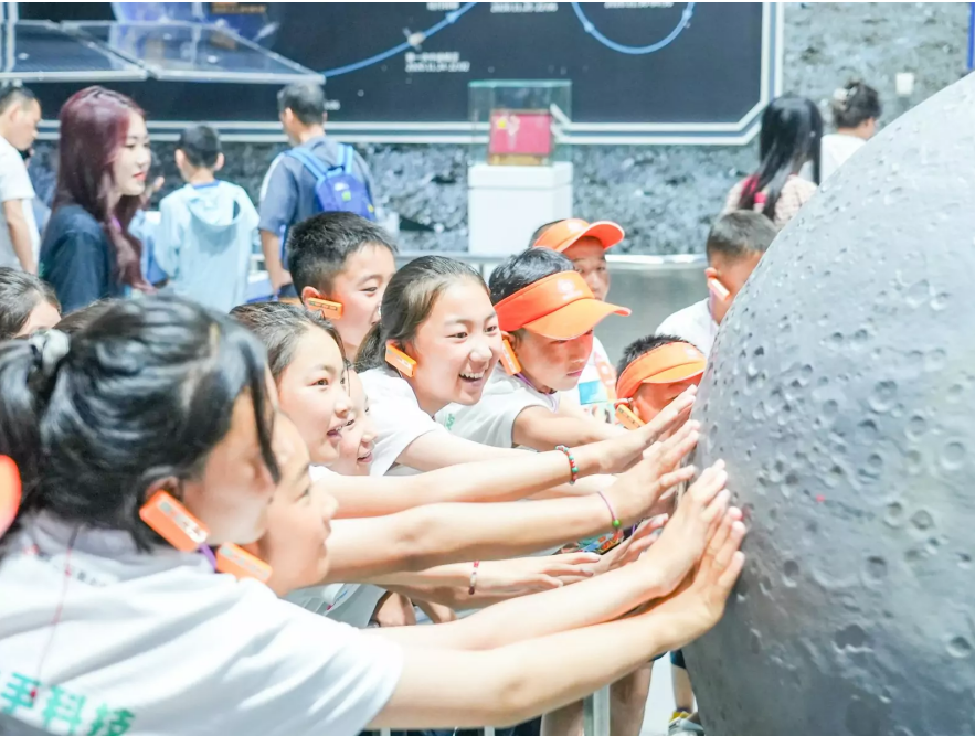 乙颂携手朱美吉、关茈文关茈匀及“ALEX绝对是个妞”,于三八妇女节温情呈献《在心中种下一颗“粉”》 乙颂携手朱美吉、关茈文关茈匀及“ALEX绝对是个妞”,于三八妇女节温情呈献《在心中种下一颗“粉”》